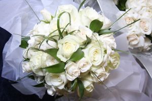 white_roses_bouquet